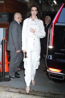 Anne Hathaway feet photo thumbnail