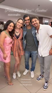 Larissa Manoela feet photo thumbnail