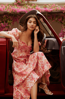 Pooja Hegde feet photo thumbnail
