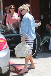 Reese Witherspoon feet photo thumbnail