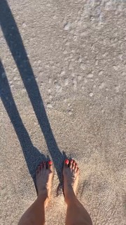 Danica Patrick feet photo thumbnail