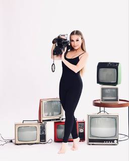 Carla Diaz feet photo thumbnail