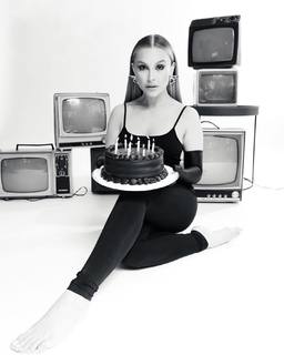 Carla Diaz feet photo thumbnail