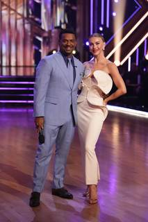 Julianne Hough feet photo thumbnail