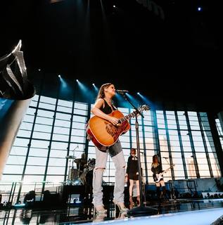 Maren Morris feet photo thumbnail