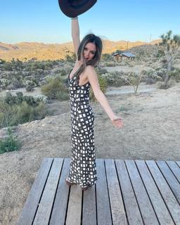 Rachel Bilson feet photo thumbnail