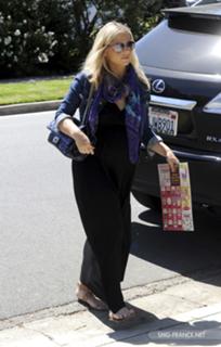 Sarah Michelle Gellar feet photo thumbnail