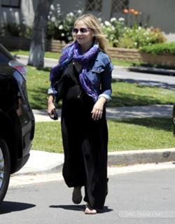 Sarah Michelle Gellar feet photo thumbnail