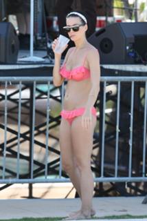 Katy Perry feet photo thumbnail
