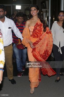 Jacqueline Fernandez feet photo thumbnail