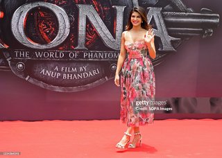 Jacqueline Fernandez feet photo thumbnail
