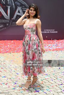 Jacqueline Fernandez feet photo thumbnail