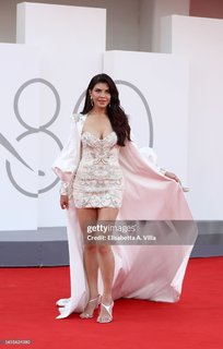 Jacqueline Fernandez feet photo thumbnail