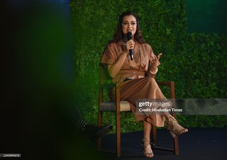 Dia Mirza feet photo thumbnail