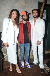 Sonakshi Sinha feet photo thumbnail