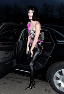Katy Perry feet photo thumbnail