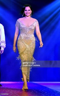 Sonakshi Sinha feet photo thumbnail
