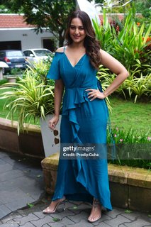 Sonakshi Sinha feet photo thumbnail