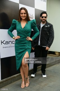 Sonakshi Sinha feet photo thumbnail