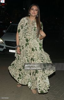 Sonakshi Sinha feet photo thumbnail