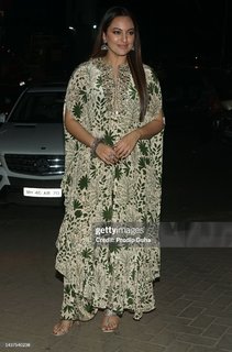 Sonakshi Sinha feet photo thumbnail