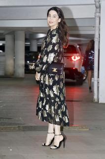 Karisma Kapoor feet photo thumbnail