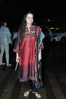 Dia Mirza feet photo thumbnail