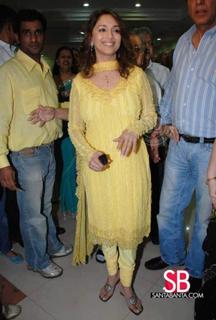 Madhuri Dixit feet photo thumbnail