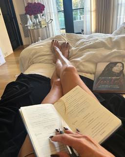 Brooke Burke feet photo thumbnail