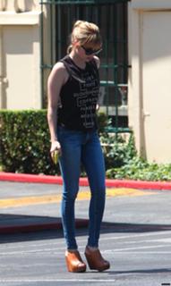 Emma Roberts feet photo thumbnail