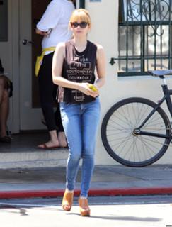Emma Roberts feet photo thumbnail