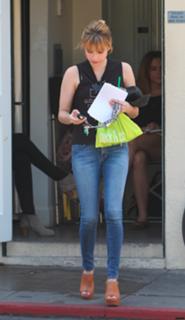 Emma Roberts feet photo thumbnail