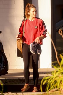 Elizabeth Olsen feet photo thumbnail