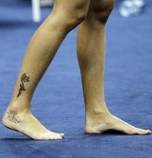 Federica Pellegrini feet photo thumbnail