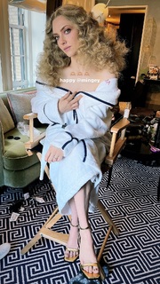 Amanda Seyfried feet photo thumbnail