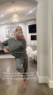 Charlotte McKinney feet photo thumbnail
