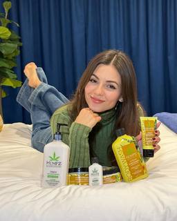 Victoria Justice feet photo thumbnail