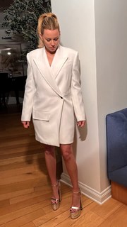 Elizabeth Banks feet photo thumbnail