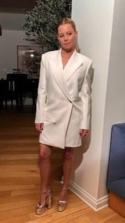 Elizabeth Banks feet photo thumbnail