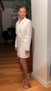 Elizabeth Banks feet photo thumbnail