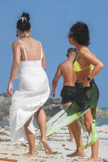Vanessa Hudgens feet photo thumbnail