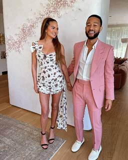 Chrissy Teigen feet photo thumbnail