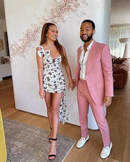 Chrissy Teigen feet photo thumbnail