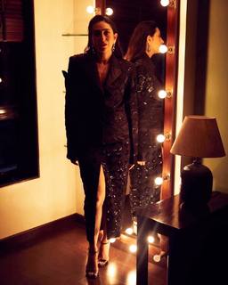 Karisma Kapoor feet photo thumbnail