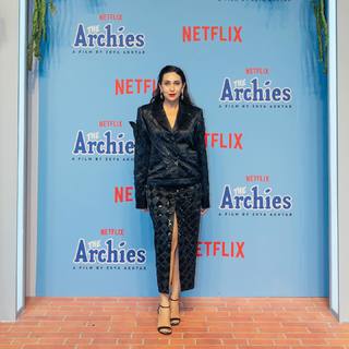 Karisma Kapoor feet photo thumbnail