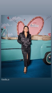 Karisma Kapoor feet photo thumbnail