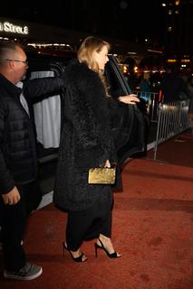 Taylor Swift feet photo thumbnail