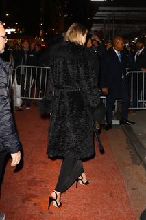 Taylor Swift feet photo thumbnail
