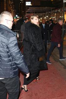 Taylor Swift feet photo thumbnail