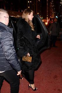 Taylor Swift feet photo thumbnail